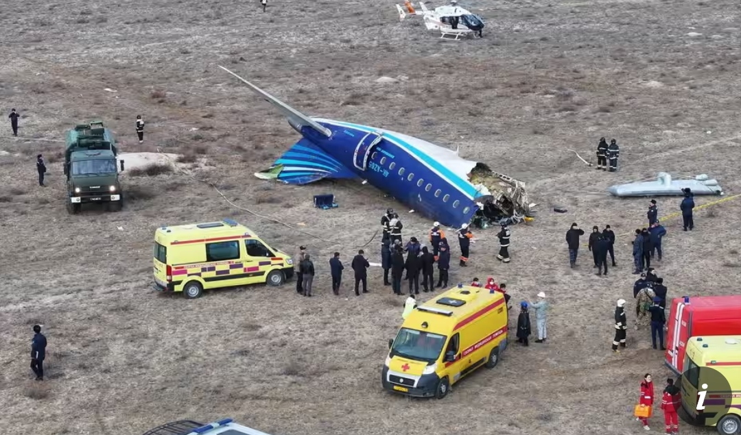 Proses evakuasi korban kecelakaan pesawat Embraer 190 milik Azerbaijan Airlines yang jatuh di dekat Bandara Aktau, Kazakhstan, Rabu pagi, 25 Desember 2024.