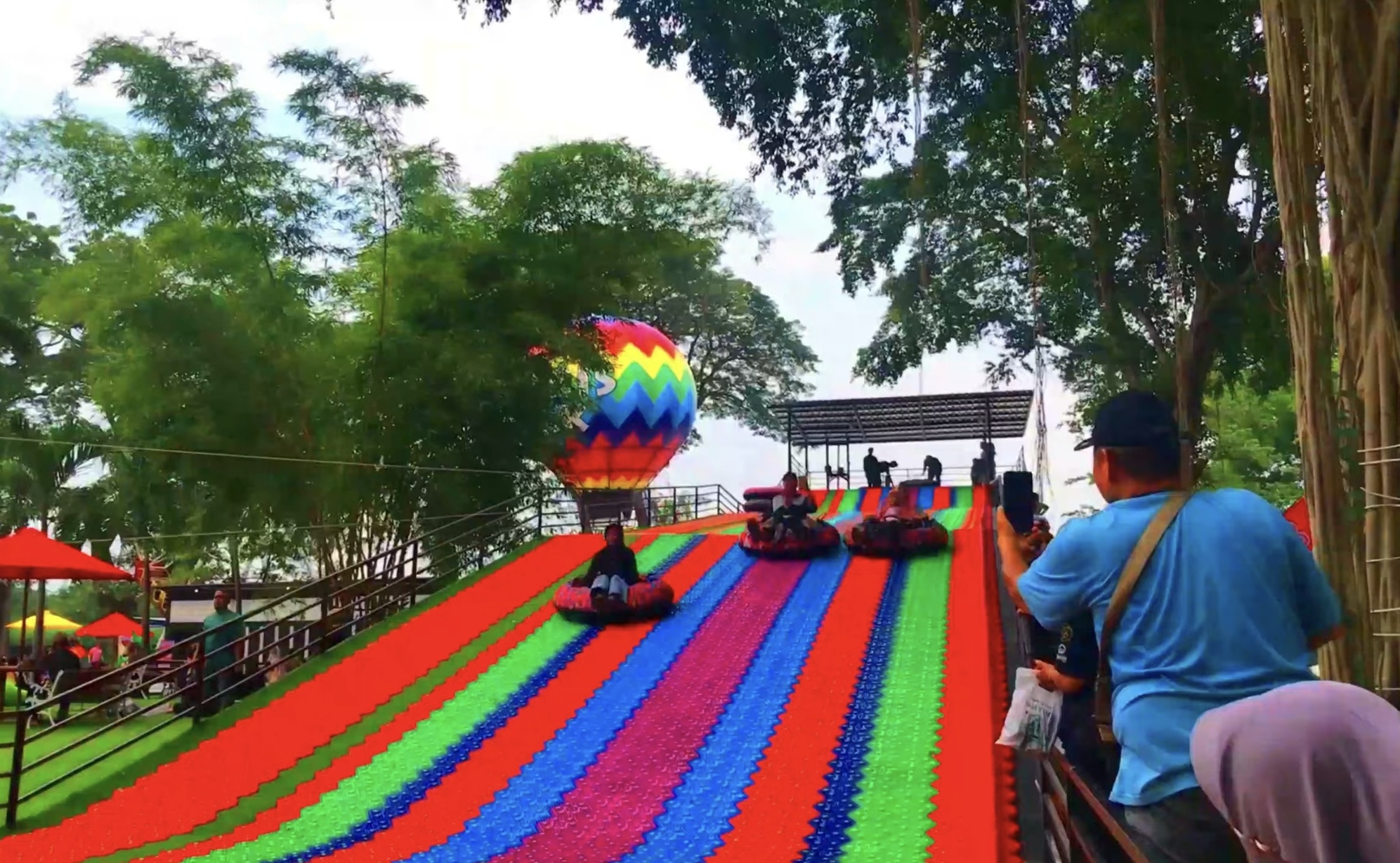 Beragam wahana tersaji di Tamris Park, salah satunya Rainbow Slide