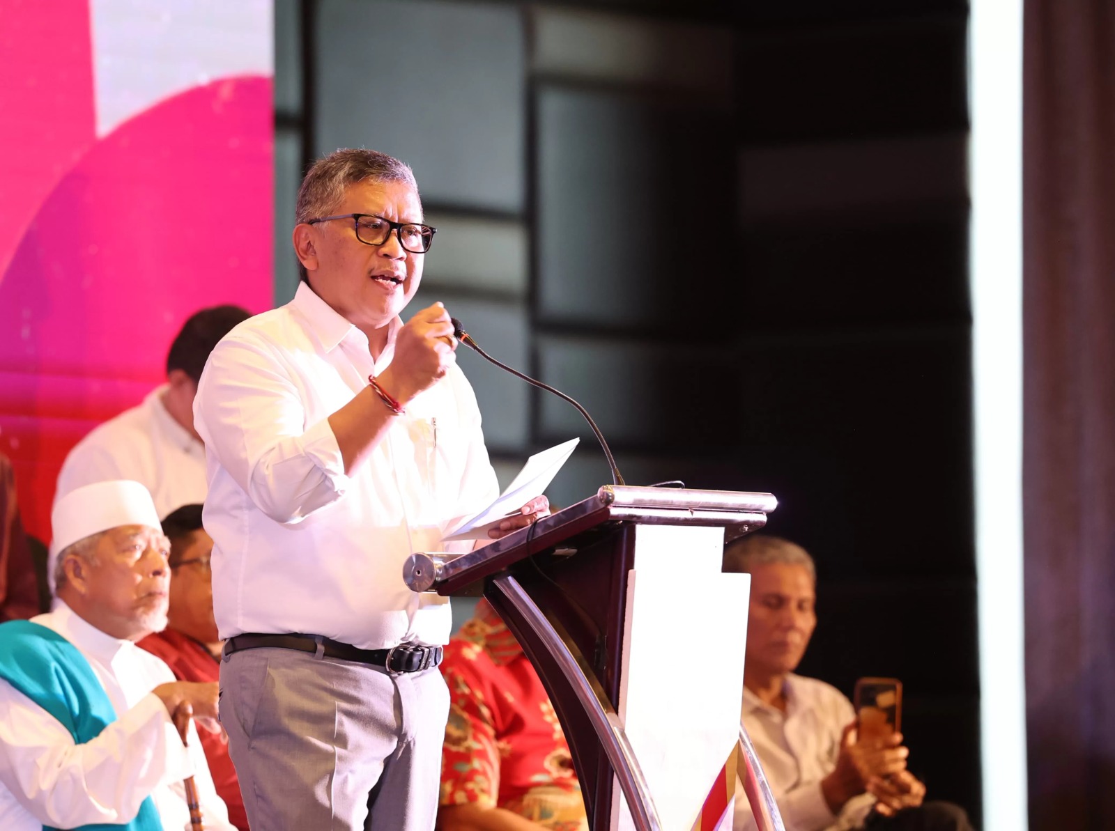 Sekjen PDI-P Hasto Kristiyanto ditetapkan KPK sebagai tersangka dugaan suap terkait kasus Harun Masiku, membuka babak baru dalam politik Indonesia.