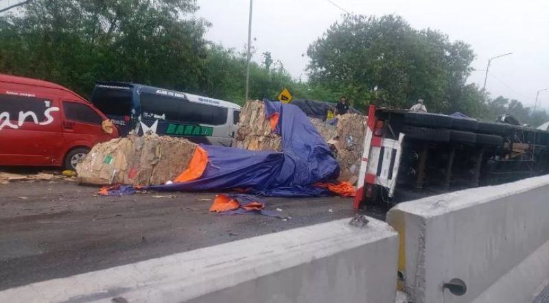 Kecelakaan di Tol Cipularang melibatkan bus rombongan peziarah vs truk.
