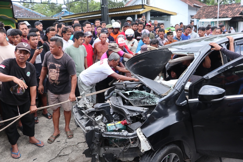Kecelakaan adu banteng Xpander vs truk di Ponorogo disebabkan pengemudi mengantuk, ini tips menghindari kantuk saat mengemudi.