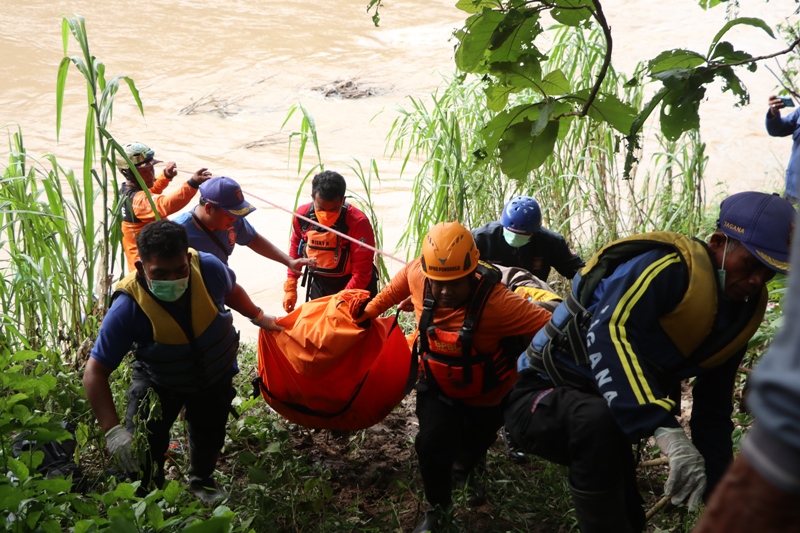 Temuan jasad di aliran anak Sungai Bengawan Madiun, Desa Sukosari, Babadan, Ponorogo, Kamis, 26 Desember 2024.