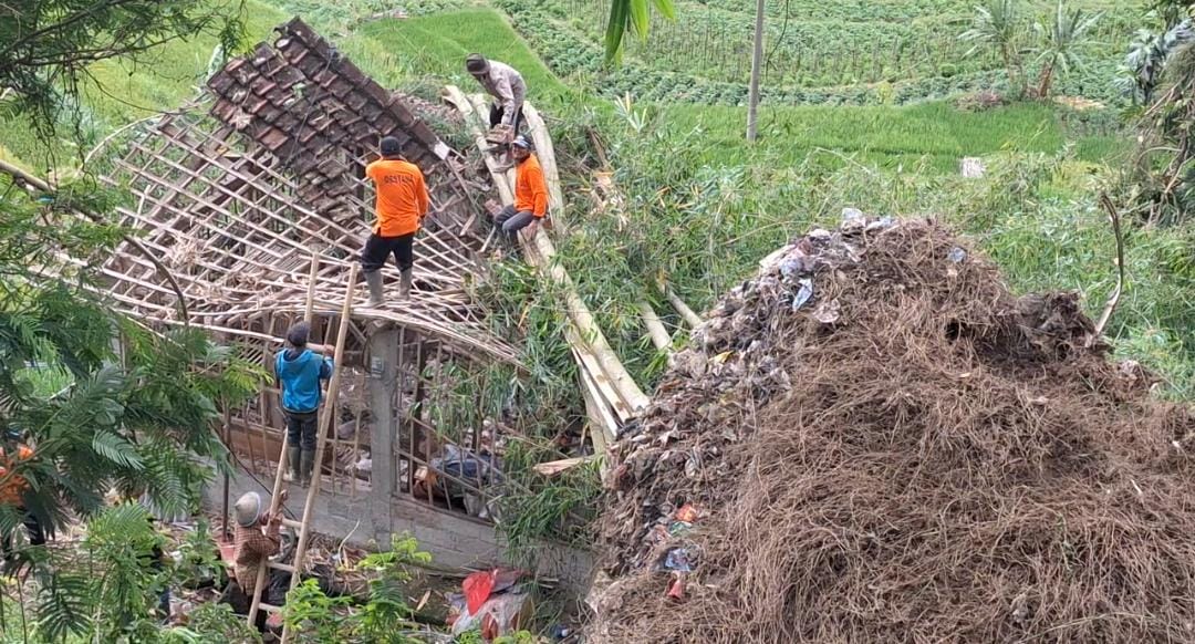 BPBD Magetan, TNI, Polri gotong royong evakuasi rumah warga yang rusak parah di Desa Puntukdoro, Plaosan usai diterjang longsor.