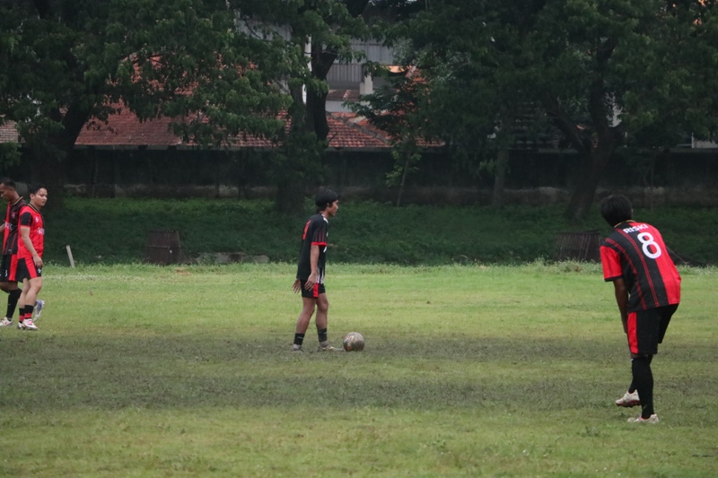 Rumput baru Stadion Batoro Katong, Ponorogo berkubang saat pertandingan persahabatan Persepon vs Persiga jelang Liga 4 Jatim.