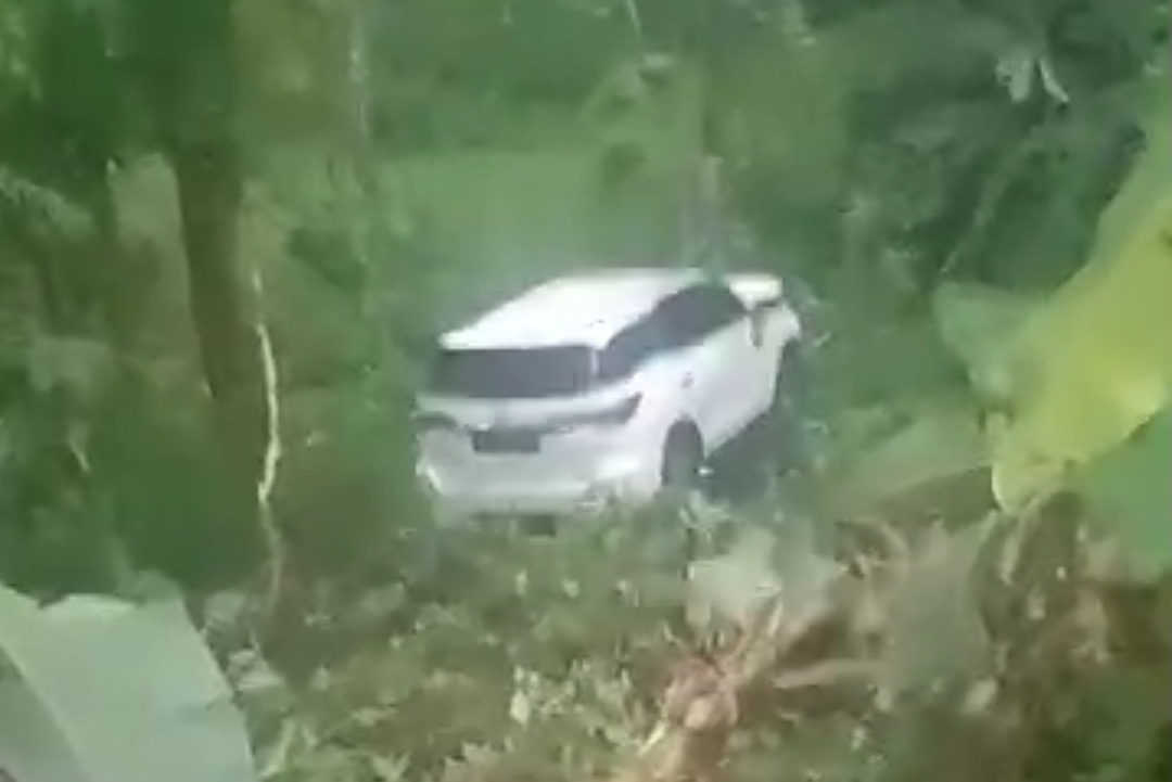 Video viral Toyota Fortuner nyungsep di persawahan jalur alternatif Pacitan Solo.