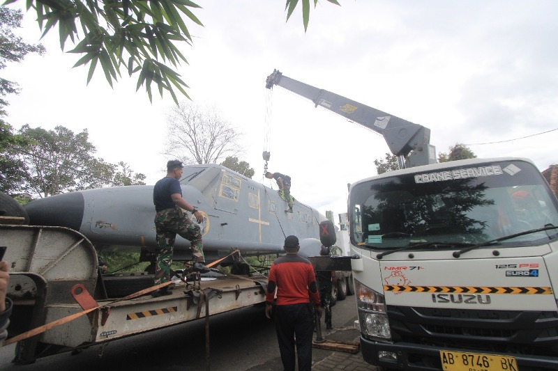 Pesawat Nomad TNI AL ditempatkan di Telaga Wahyu, Plaosan, Magetan.