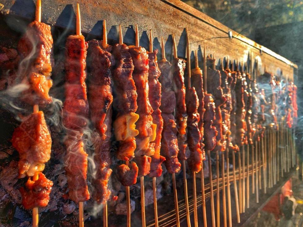Tambah keseruan malam Tahun Baru 2025 dengan 4 resep saus bakaran yang menggugah selera, dari pedas manis hingga creamy keju!