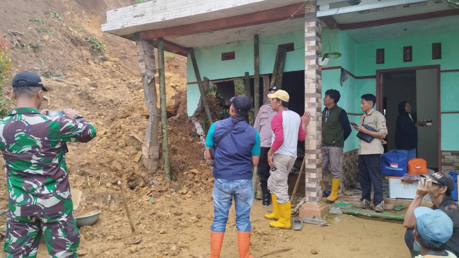 Rumah warga di Pacitan tertimpa longsor pada Minggu pagi, 5 Januari 2025.