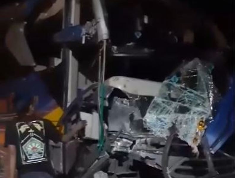 Kecelakaan adu banteng bus Sugeng Rahayu vs Sumber Selamat di Jalur Ngawi-Mantingan.