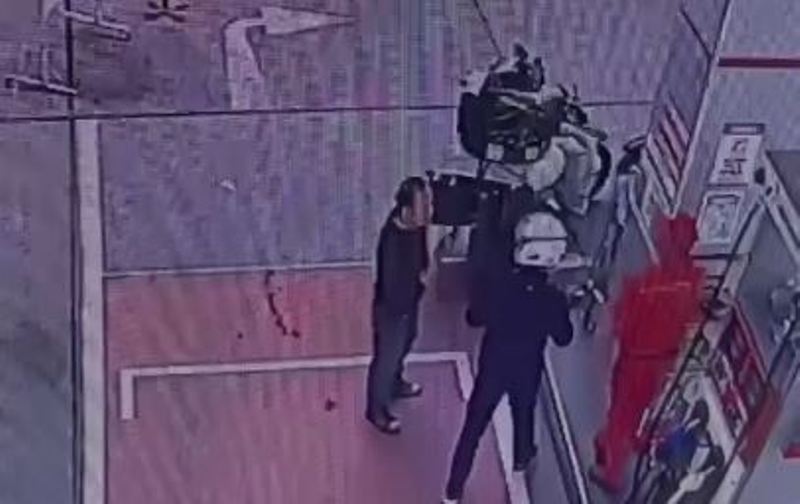 Rekaman CCTV SPBU Rajabasa, Lampung, seorang kurir diancam pisau lantaran pemesan ogah membayar paket senilai Rp 24 ribu viral di media sosial.