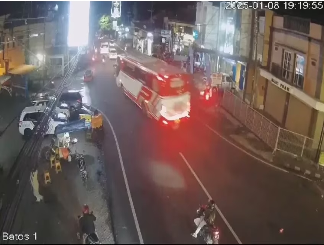 Bus pariwisata sasak 6 mobil dan 6 motor di Batu terekam CCTV.