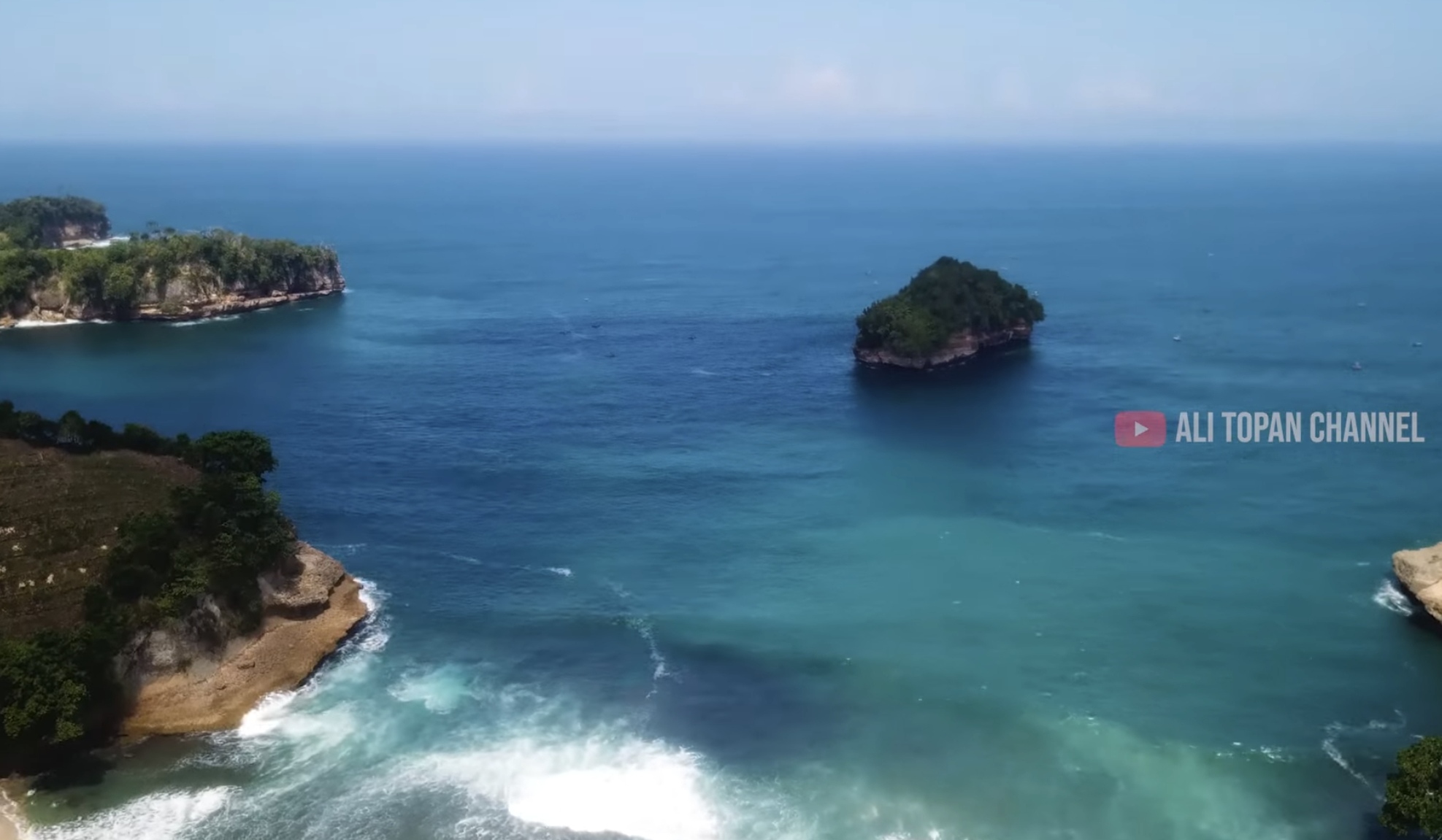 Pemandangan dari atas Pantai Sioro yang menakjubkan