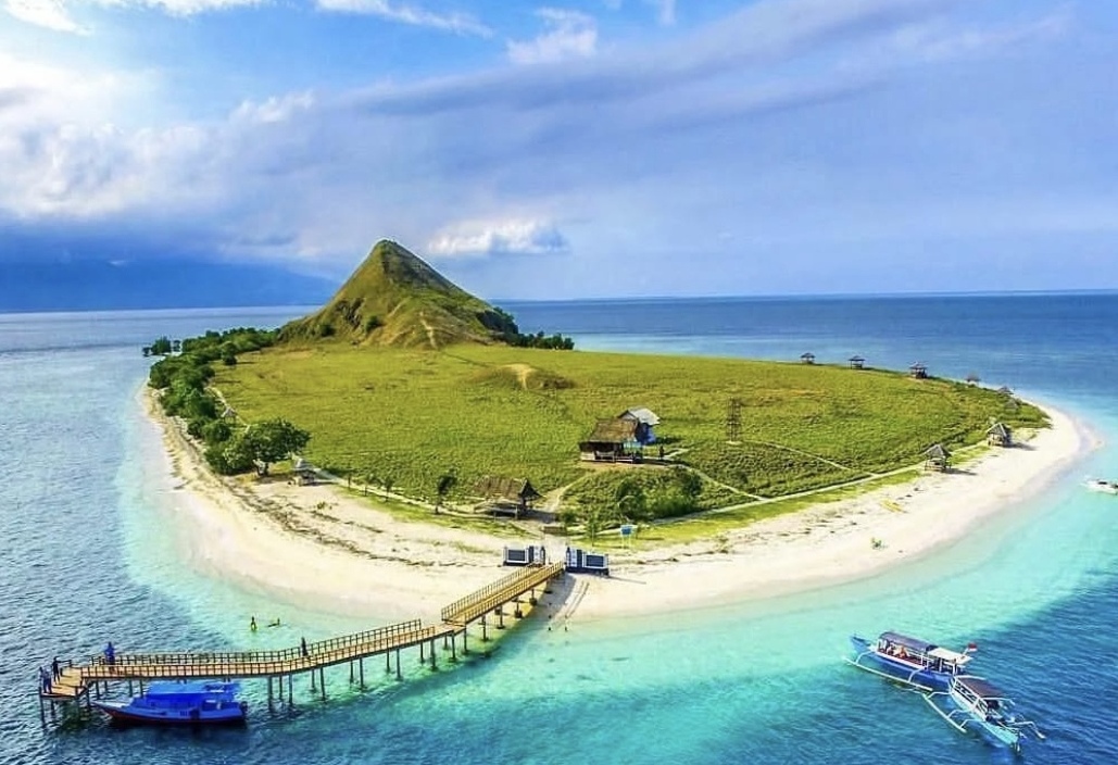 Keindahan alam yang ditawarkan oleh Gili Balu ini memberikan pengalaman tak terlupakan.