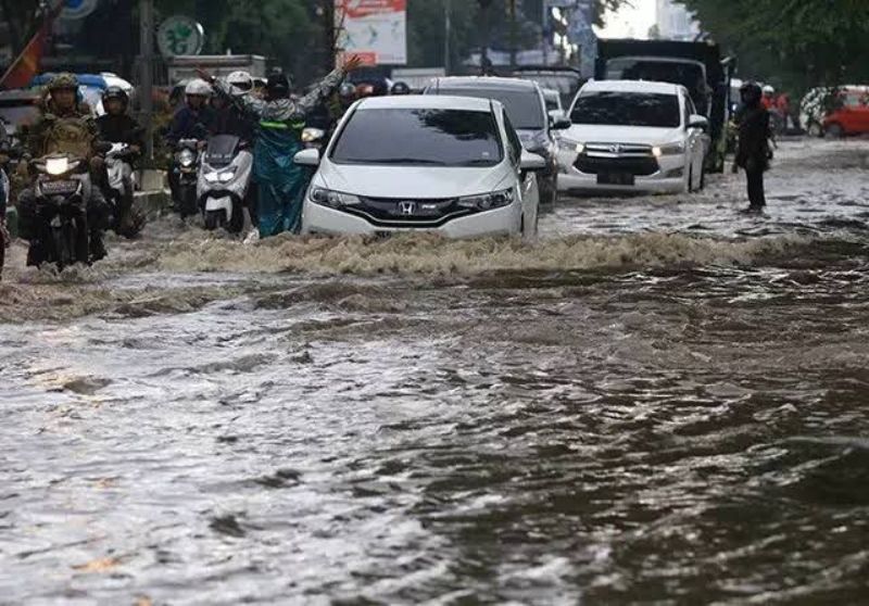 Saat musim penghujan, waspadai banjir agar kendaraan tidak mengalami water hammer.