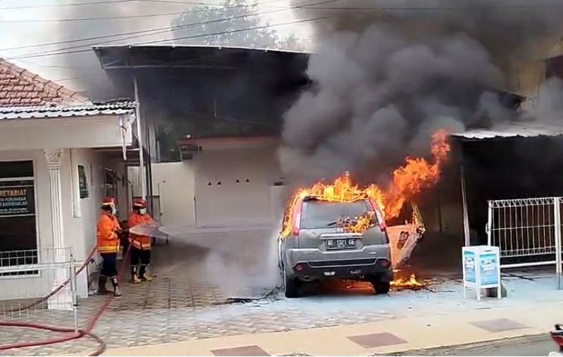 Kejadian Nissan X-Trail terbakar di Madiun menjadi pengingat bagi pengendara untuk memperhatikan sistem kelistrikan mobil.
