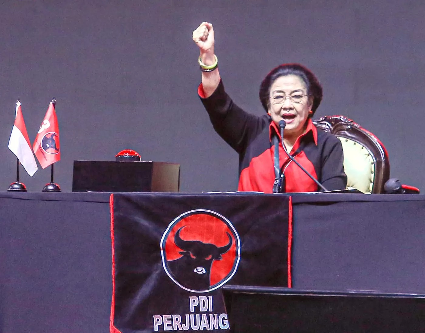 PDIP semakin meragukan kasus Hasto Kristiyanto sebagai murni penegakan hukum usai muncul seruan agar Megawati mundur sebagai Ketua Umum.