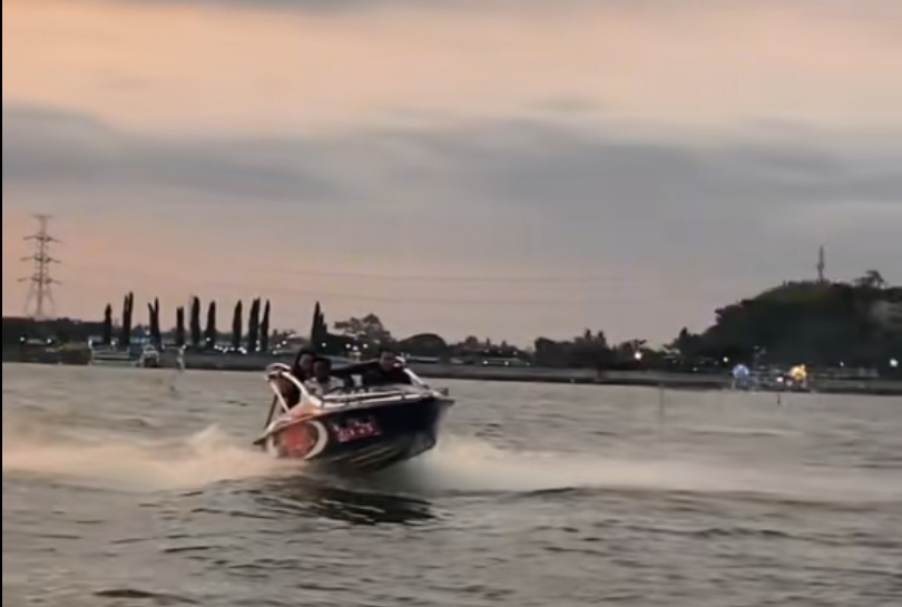 Menaiki speedboat memberikan pengalaman seru dan unik (Ilustrasi)