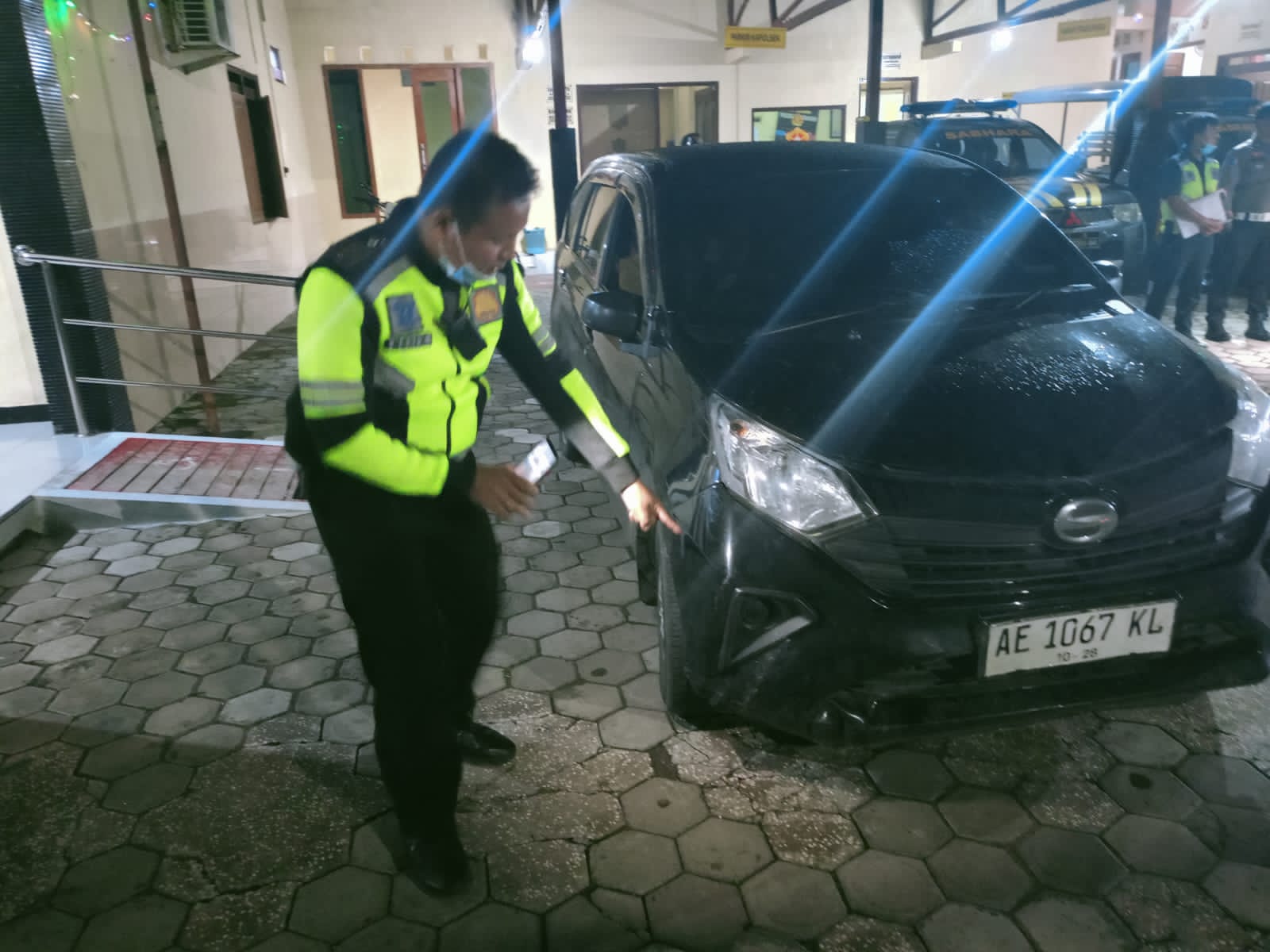 Mobil Sigra yang menyeret satu dari sepasang kekasih yang menabrak plang di Ngawi.