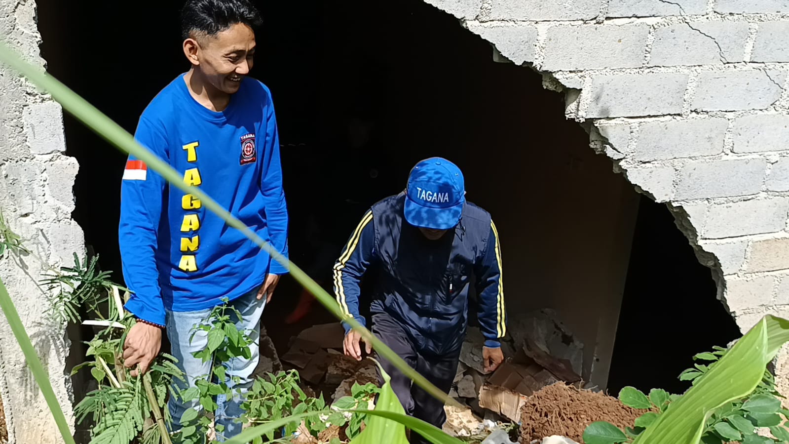 Hujan deras picu longsor di Nawangan, Pacitan, dua rumah rusak parah.