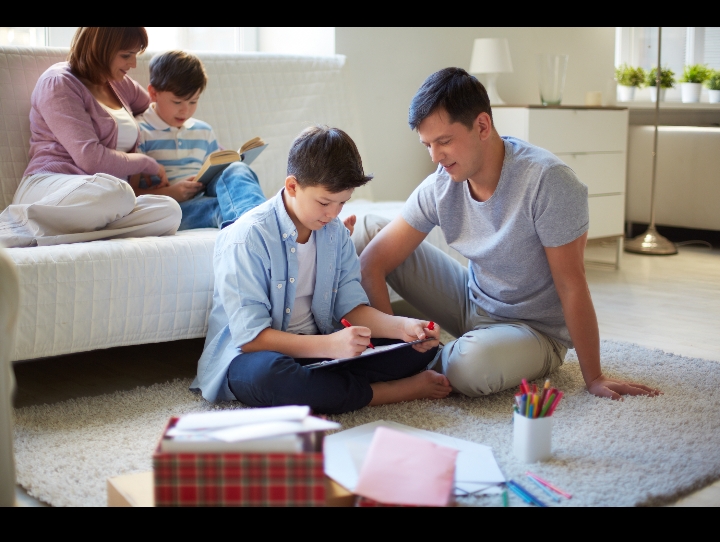 Ilustrasi pola asuh helicopter parenting