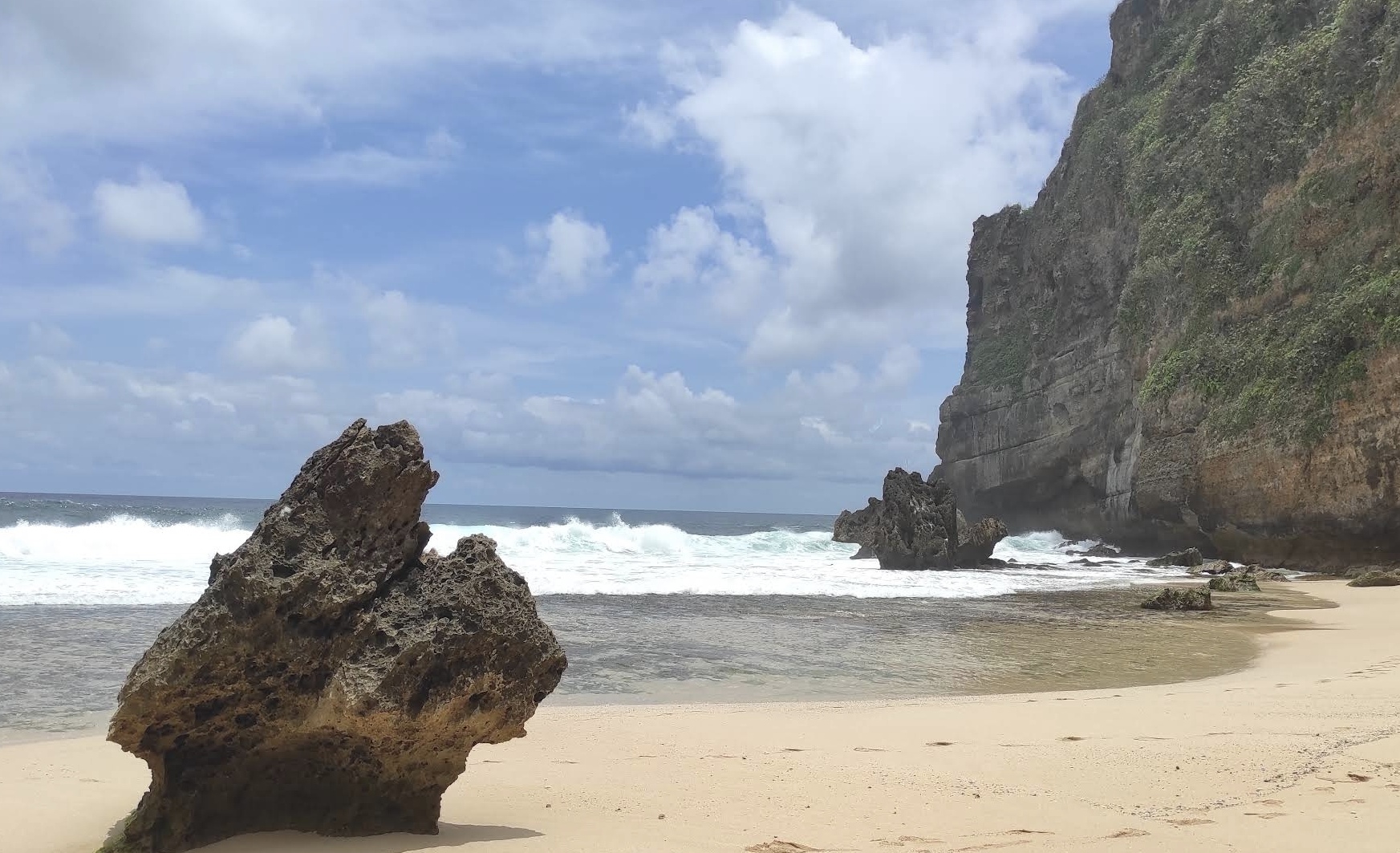 Pantai Karang Payung menawarkan keindahan alam yang memukau.
