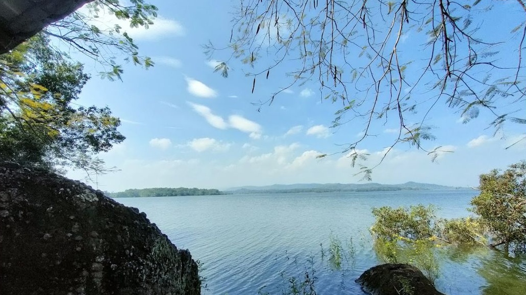 Pantai Gading Purba, destinasi wisata yang sempurna untuk melarikan diri dari hiruk-pikuk perkotaan.