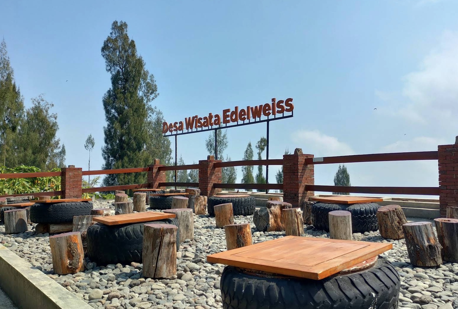 Desa Wisata Edelweiss memiliki sebuah kafe yang menjadi tempat favorit pengunjung untuk bersantai.