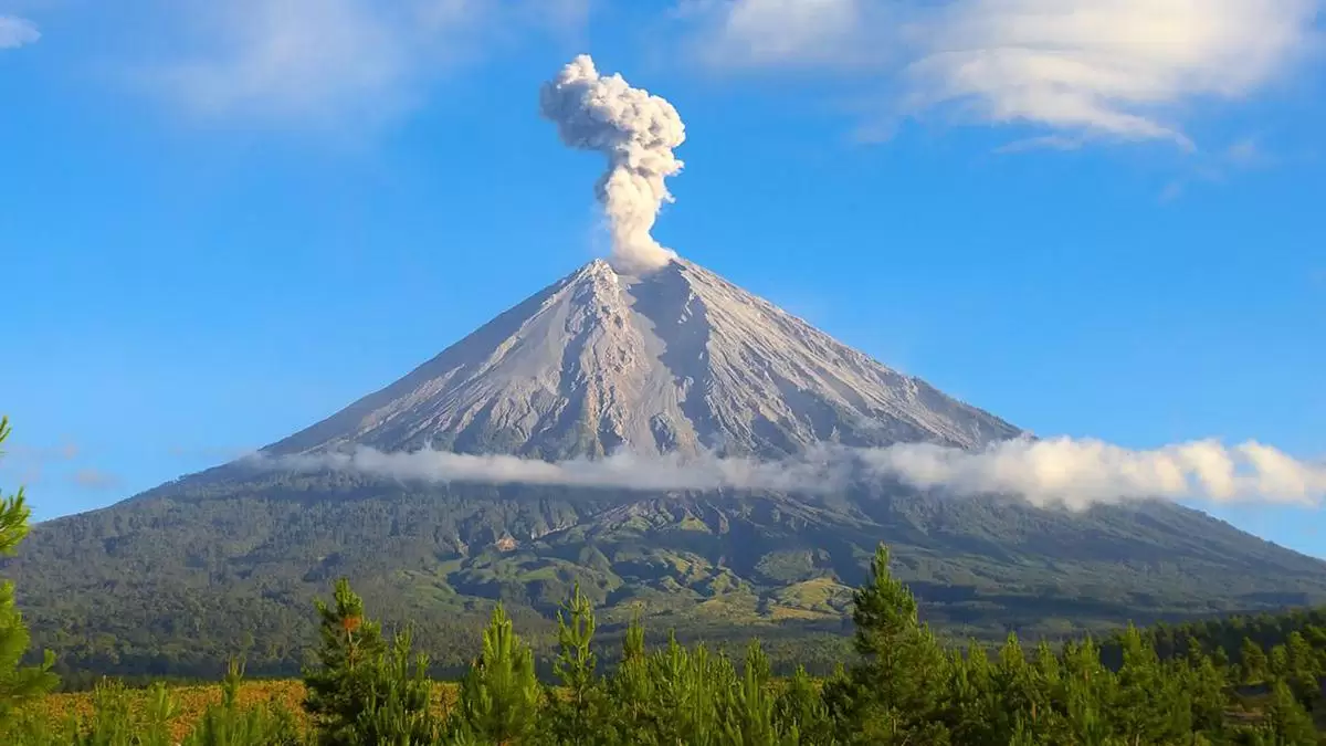 gunung semeru yang kembali erupsi eberapa kali dalam semalam