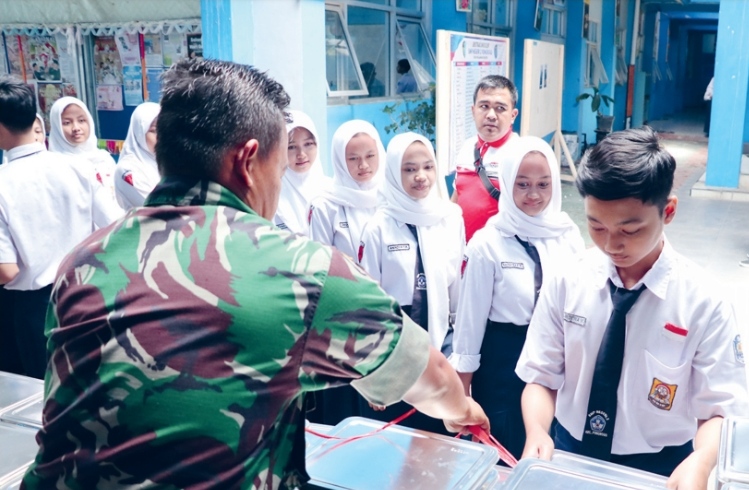 BERGIZI: Siswa SMPN 2 Ponorogo antre menerima program MBG kemarin, 13 Januari 2025.