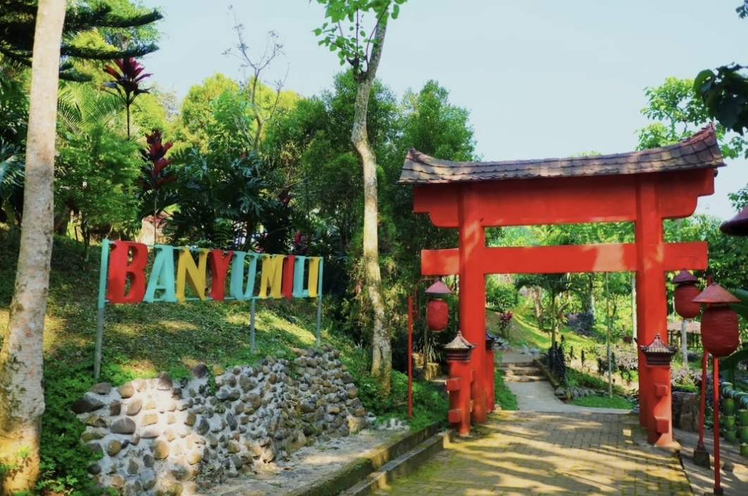 Banyu Mili Wonosalam destinasi wisata yang sejuk dan asri dari hiruk pikuk perkotaan.
