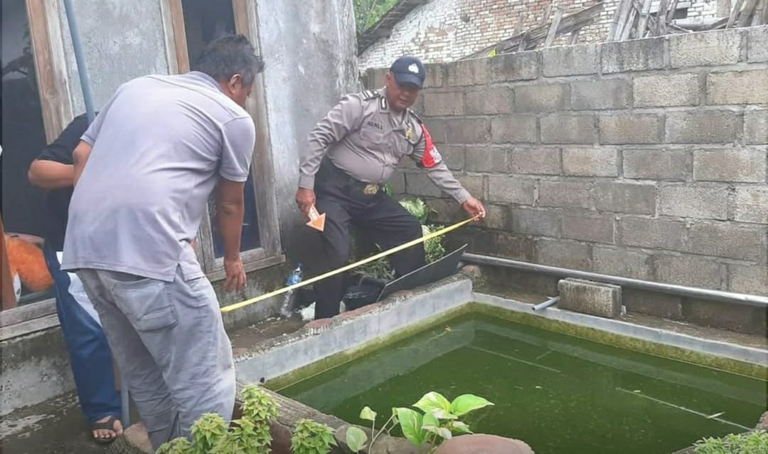 Dua balita ditemukan meninggal tercebur kolam ikan saat orang tua tidur siang, kejadian di Nganjuk, Jawa TImur.