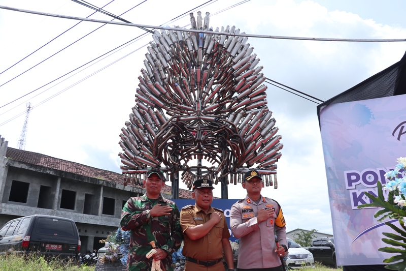 SENI INSTALASI: Ratusan knalpot brong berbentuk reog dipajang di Perempatan Mlilir, pintu masuk Ponorogo dari utara.&nbsp;