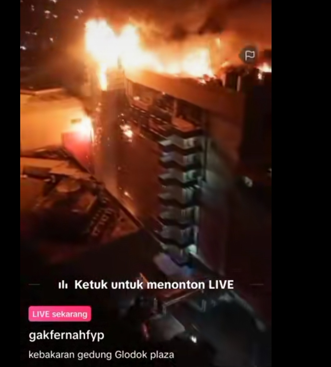 Detik-detik kebakaran Glodok Plaza direkam dalam video live di Tiktok oleh akun @gakpernahfyp.