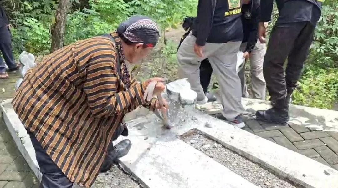 Proses pembongkaran makam Wali Lima, Ngawi oleh PWI.