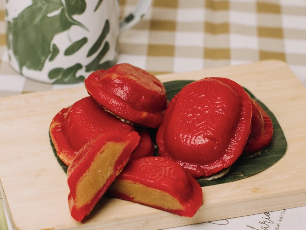 Kue Ku, atau kue tok cake, adalah kue tradisional berbentuk kecil bulat atau oval.