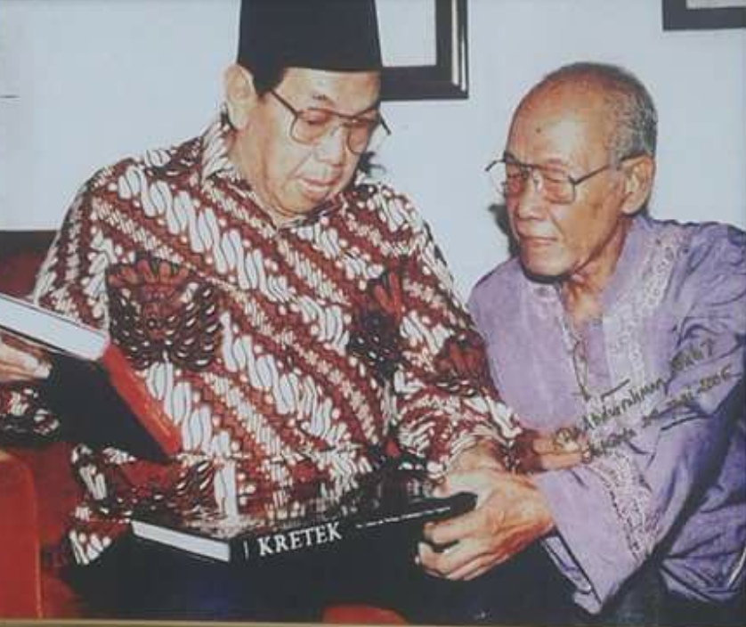 Persahabatan Gus Dur dan Pramoedya menunjukkan bahwa perbedaan ideologi bukan penghalang untuk saling menghormati dan belajar bersama.