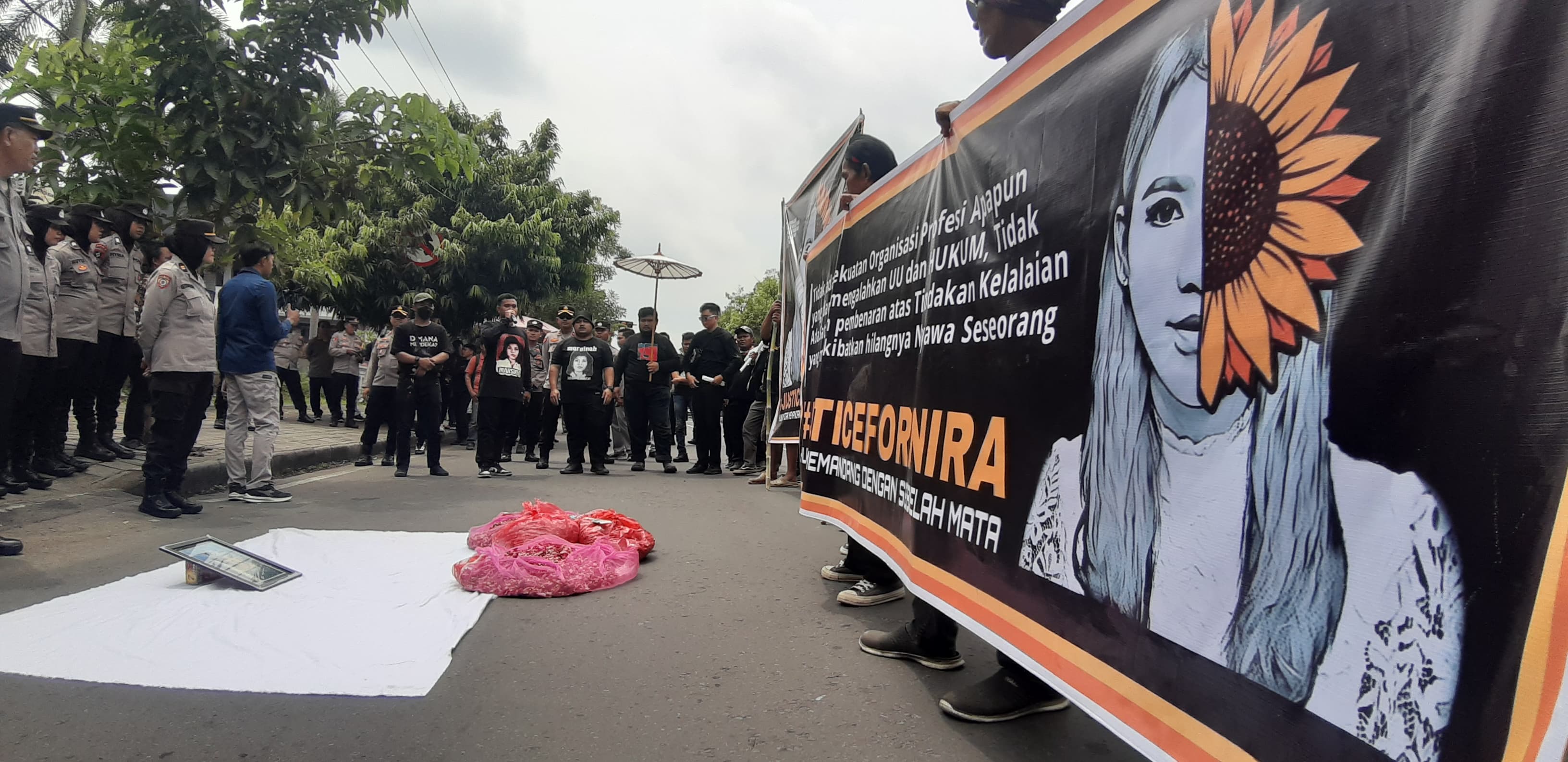 TUNTUT KEADILAN: Ratusan warga menggelar aksi di depan kantor DPRD Ngawi buntut SP3 kasus dugaan malapraktik cabut gigi , Kamis (16/1) lalu.