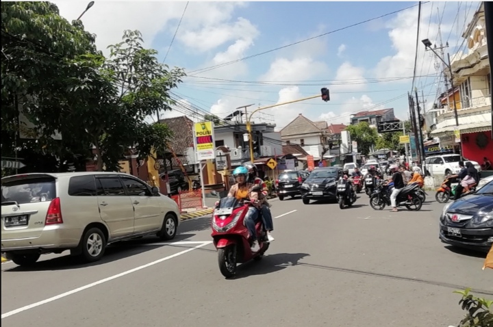 CROWDED: Arus lalu lintas di kawasan simpang tiga Polsek Plaosan di momen liburan beberapa waktu lalu, jalur menuju wisata Telaga Sarangan, Magetan, rawan kecelakaan.