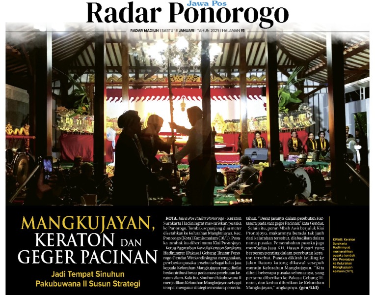 KIRAB: Keraton Surakarta Hadiningrat menyerahkan pusaka tombak Kiai Pronojoyo ke Kelurahan Mangkujayan kemarin (17/1/2025).&nbsp;