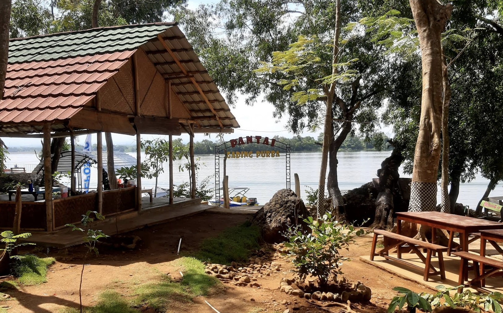 Panduan rute dan tips berkunjung di Pantai Gading Wonogiri