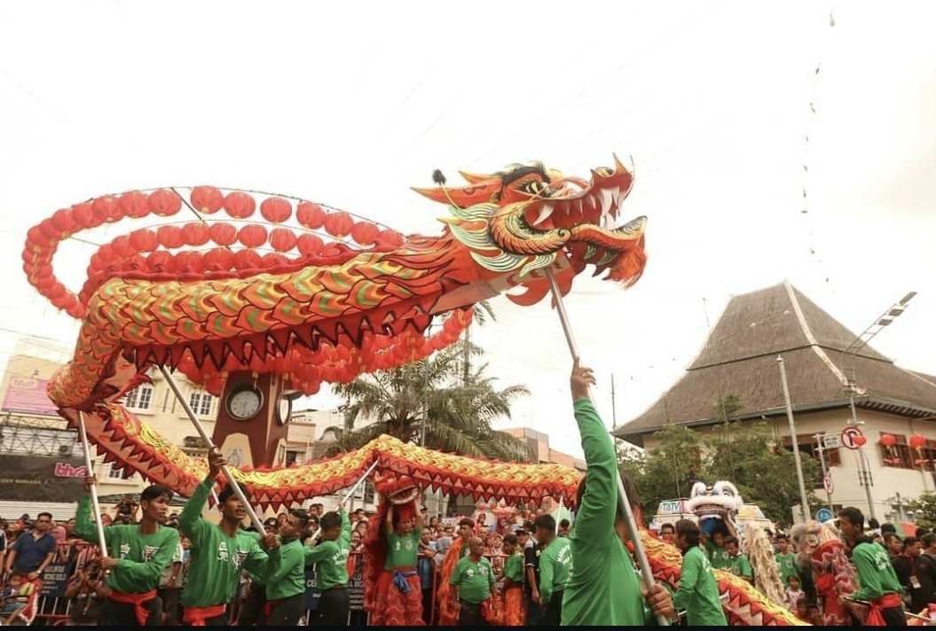 Menghadirkan atraksi seni Liong dalam kirab tradisional Grebeg Sudiro saat perayaan Imlek di Solo.