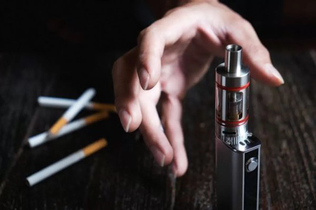 Pilih rokok tembakau atau rokok elektrik. (ILUSTRASI FOTO)