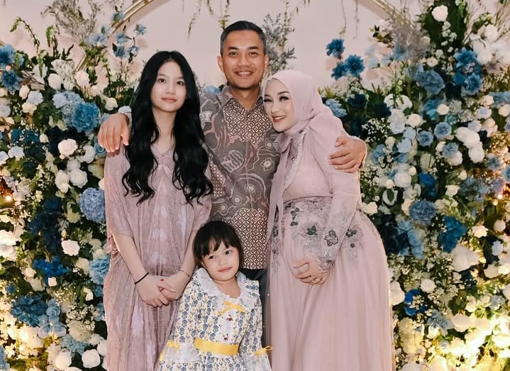 Zaskia Gotik tasyakuran 7 bulan kehamilan anak ketiganya.