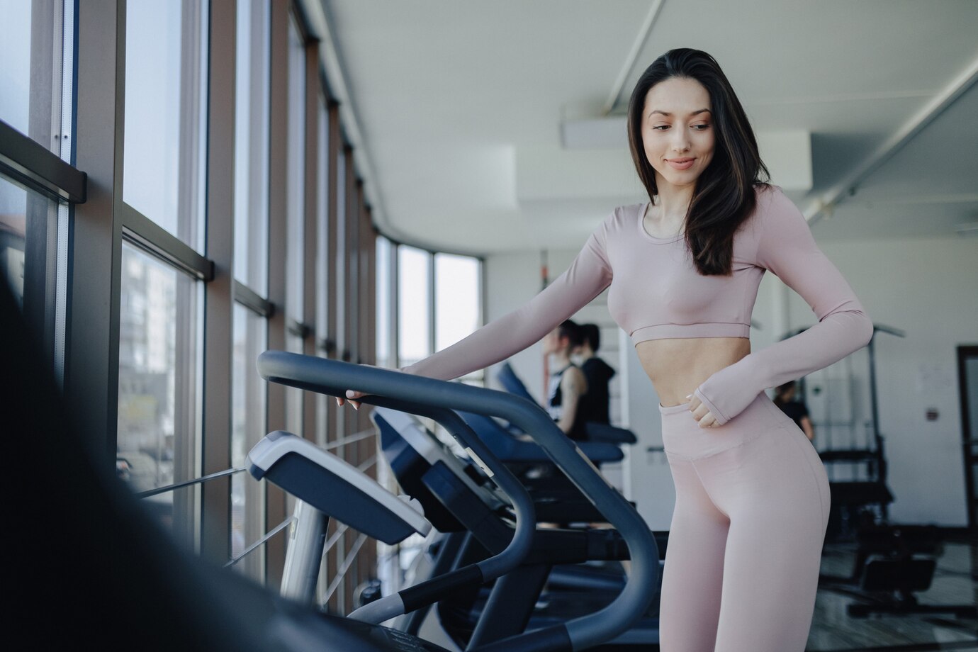 Rekomendasi outfit gym yang stylish dan nyaman sesuai bentuk badan.