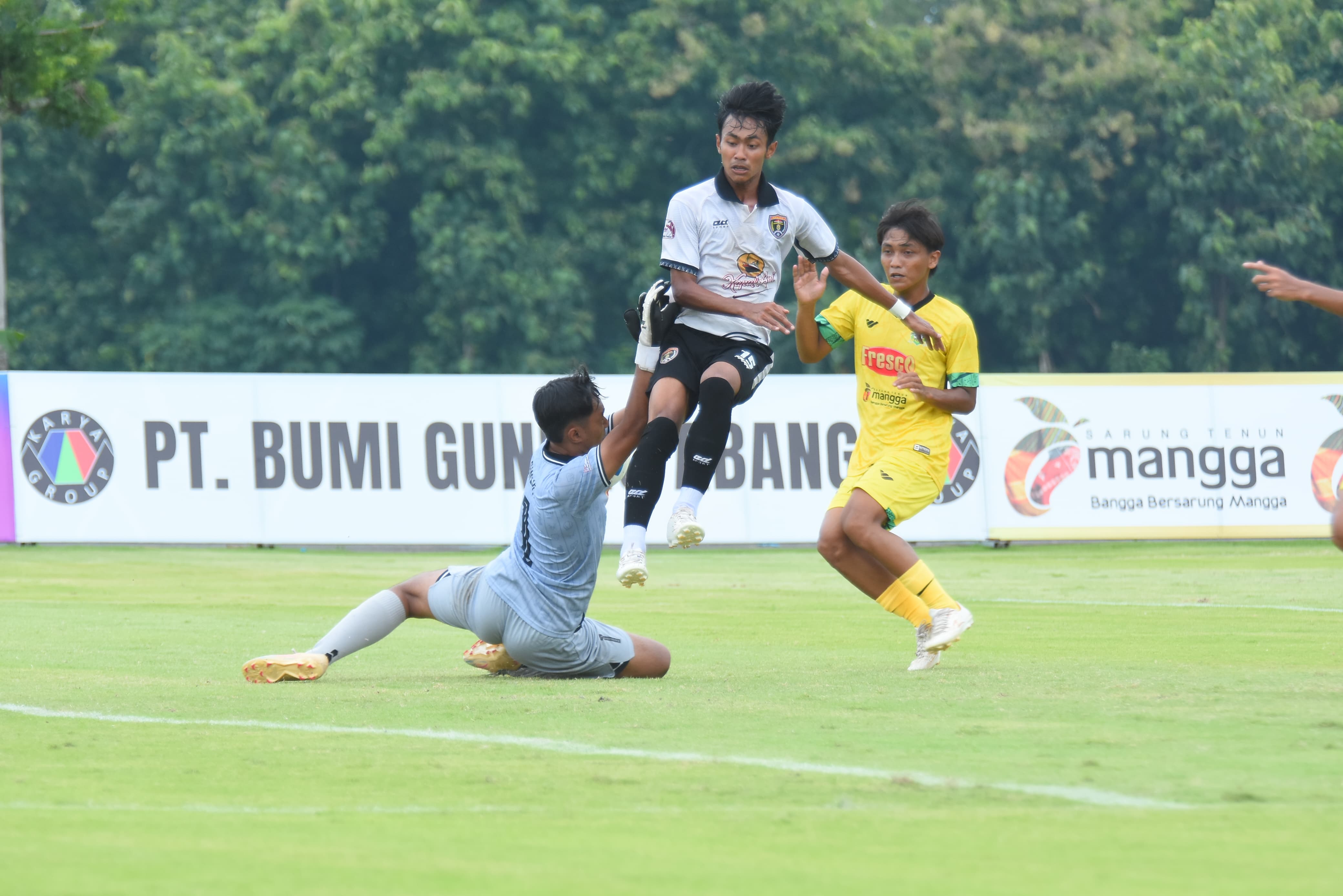 MENANG TELAK: Persinga Ngawi berhasil mengalahkan Persegres Putra Gresik di stadion Gelora Bung Sumardji, Nganjuk, kemarin (23/1).