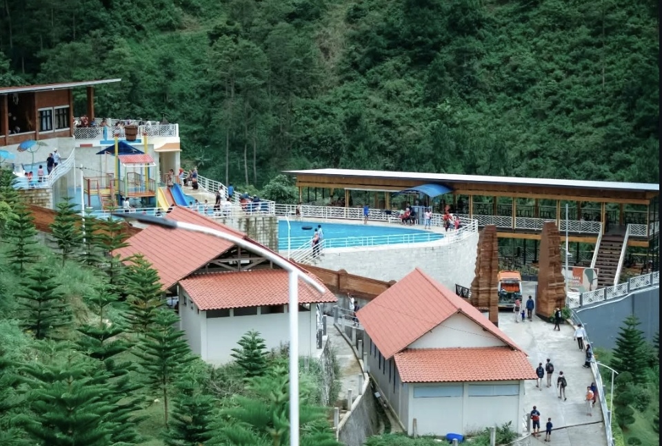 Goa Resi juga memiliki kolam renang unik bernama Ailabay Park yang terletak di atas bukit.