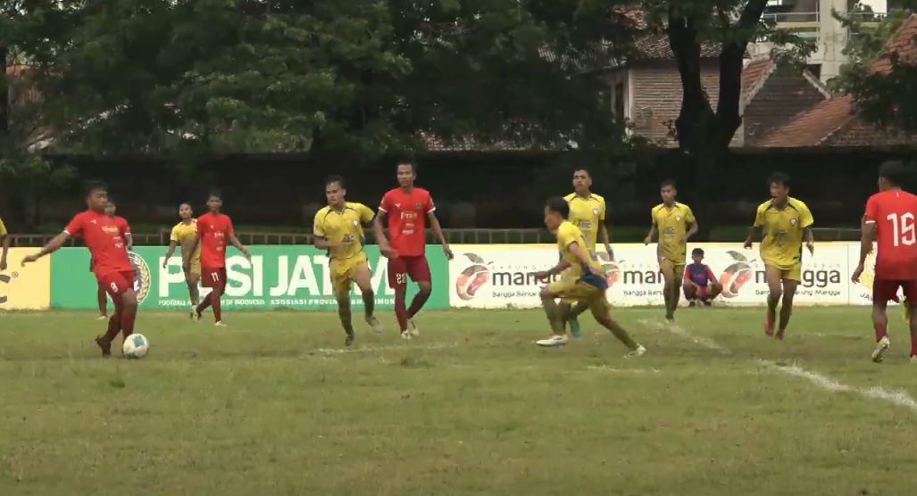Persepon menggeser Kresna Unesa di puncak klasemen sementara Grup HH Liga 4 Jatim usai menang 1-0.
