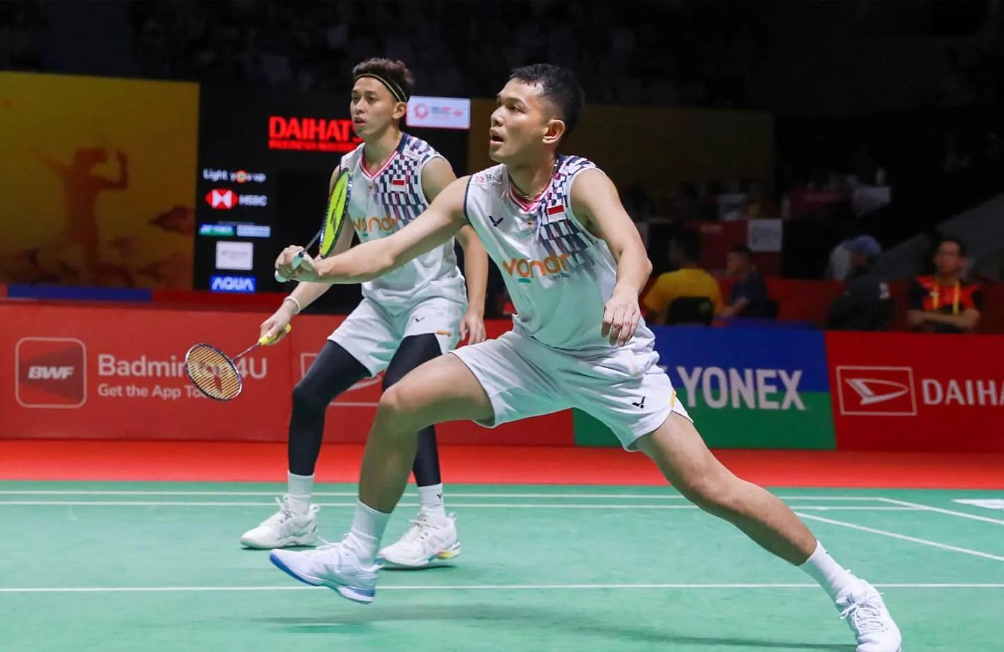 Fajar/Rian bangkit dari keterpurukan dan amankan tiket 16 besar Indonesia Masters 2025 dengan kemenangan dramatis di Istora Senayan.