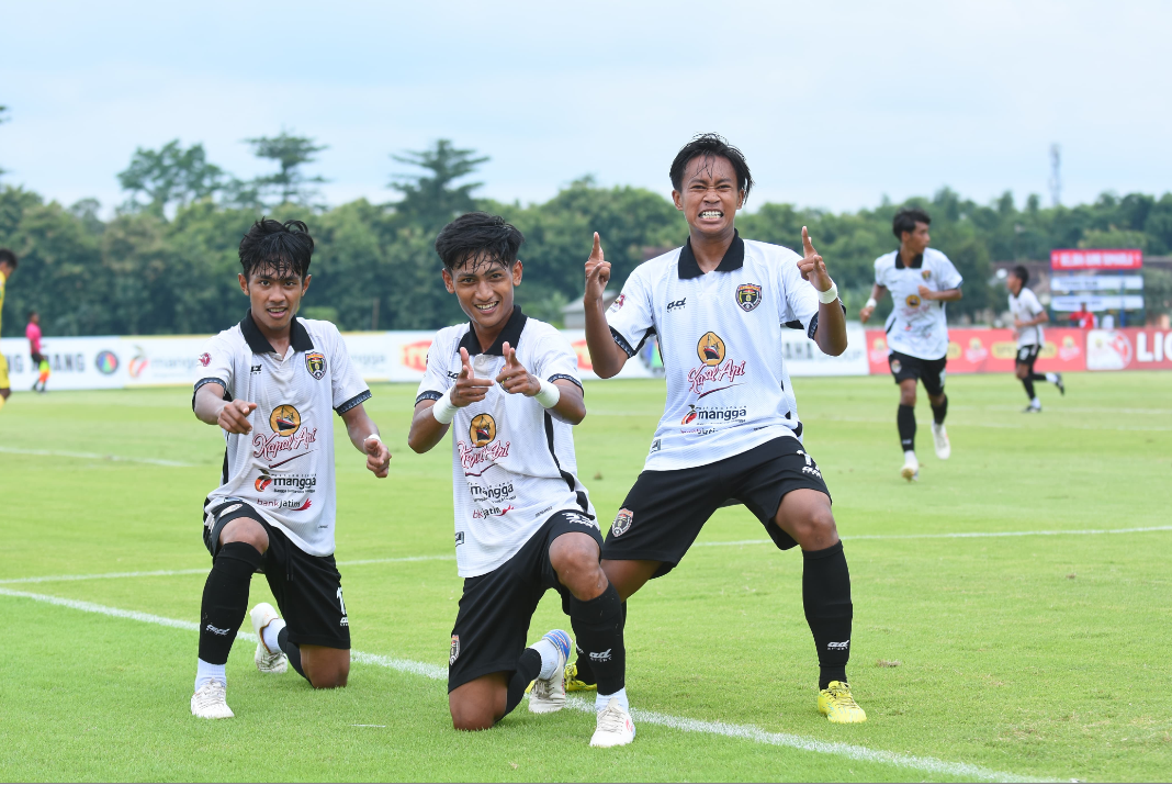 SELEBRASI: Sejumlah pemain Persinga Ngawi merayakan gol saat melawan Persegres Putra Gresik, Rabu (22/1).