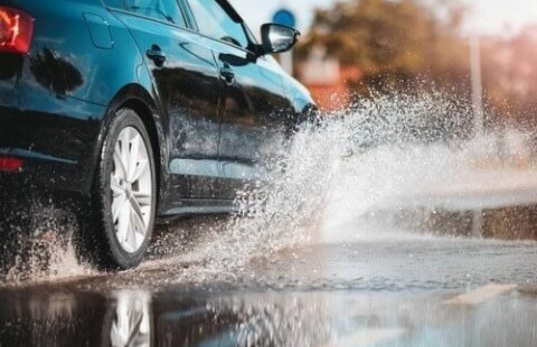 Aquaplaning pada kendaraan meningkat seiring musim hujan.